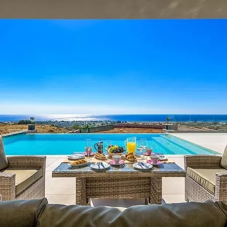 Villa Sleeps 8 Pool Air Con Wifi