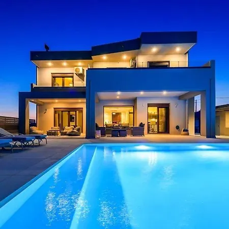Sleeps 8 Pool Air Con Wifi Afando