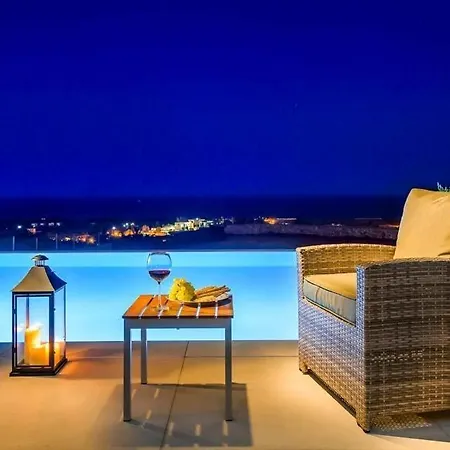 Sleeps 8 Pool Air Con Wifi Villa