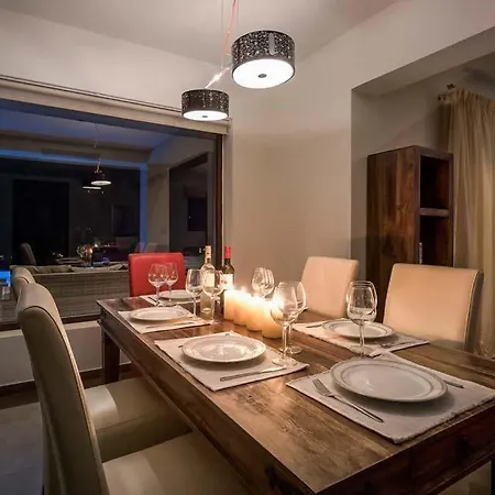 Villa Sleeps 8 Pool Air Con Wifi *