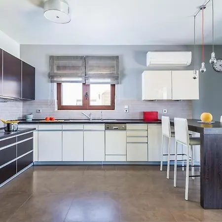 Sleeps 8 Pool Air Con Wifi Villa