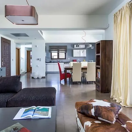 Sleeps 8 Pool Air Con Wifi Afando