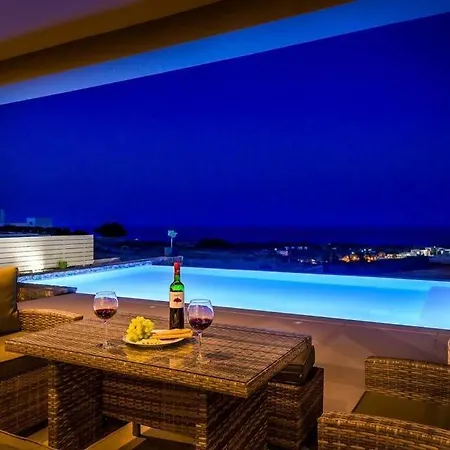 Sleeps 8 Pool Air Con Wifi * Afando